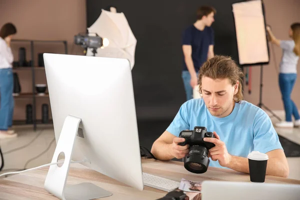 Professionell fotograf arbetar i modern Studio — Stockfoto
