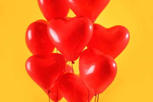 Balões de ar em forma de coração no fundo de cor — Fotografia de Stock