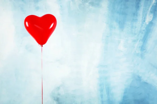 Balão de ar em forma de coração sobre fundo de cor — Fotografia de Stock