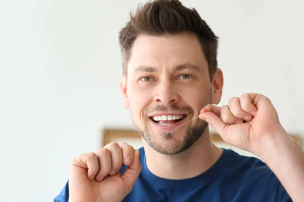 Άνθρωπος οδοντικό νήμα δόντια στο σπίτι — Φωτογραφία Αρχείου