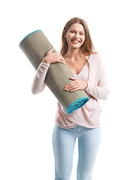 Giovane donna che tiene tappeto arrotolato contro sfondo bianco — Foto Stock