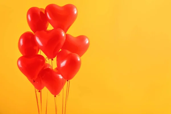 Renk arka planda kalp şeklinde Hava balonlar — Stok fotoğraf