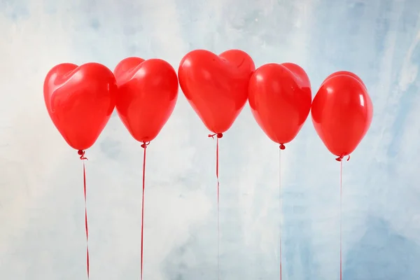 Globos de aire en forma de corazón sobre fondo de color —  Fotos de Stock