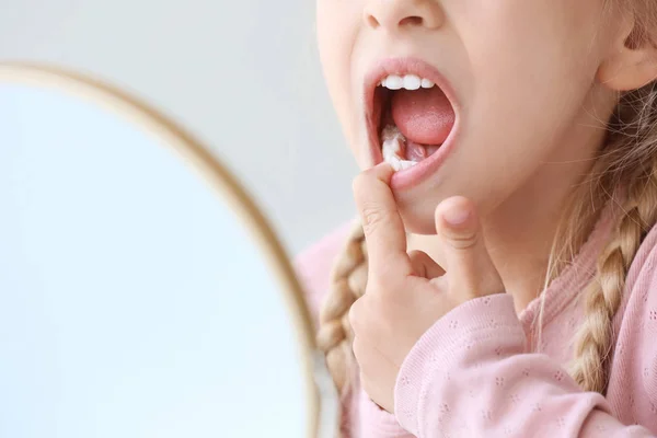 Fetiță verificarea albul dinților ei la domiciliu, de aproape — Fotografie, imagine de stoc