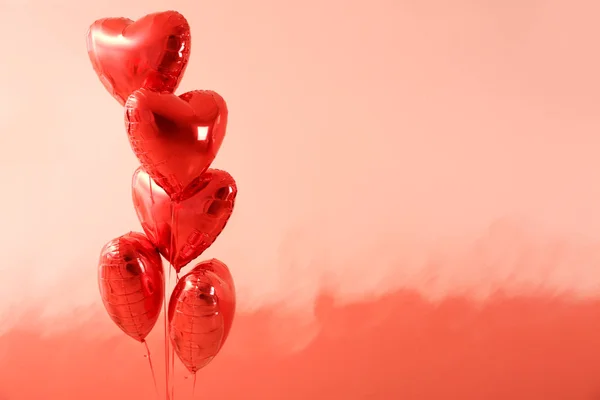 Balões de ar em forma de coração no fundo de cor — Fotografia de Stock
