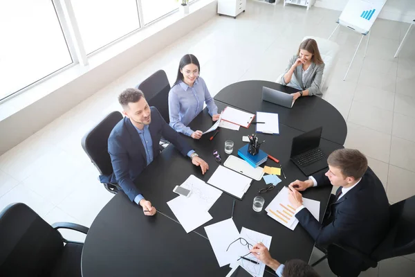 Team van zakenmensen tijdens de vergadering in functie — Stockfoto