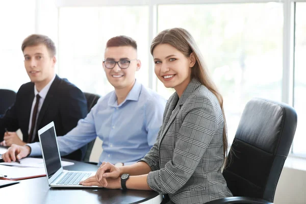 Equipe de empresários durante reunião no escritório — Fotografia de Stock