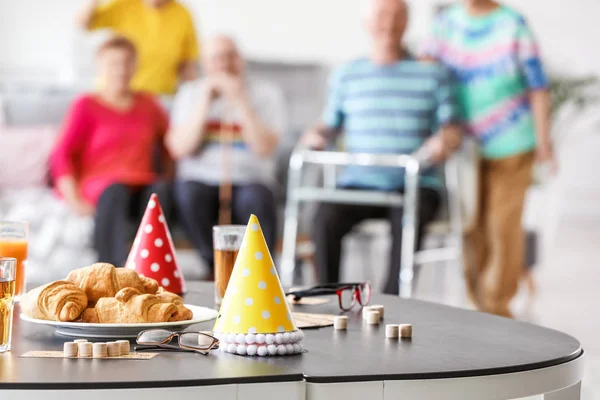 Table with party decor and bingo game on table in nursing home — Stock Photo, Image