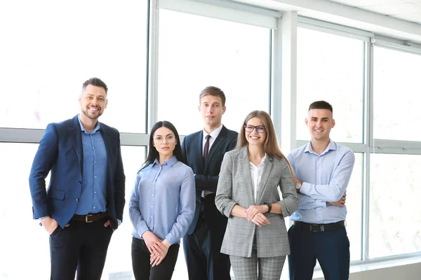 Team van zakenmensen in de buurt van Window in Office — Stockfoto