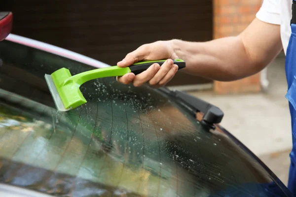 Male worker tinting car window outdoors — Stock Photo, Image