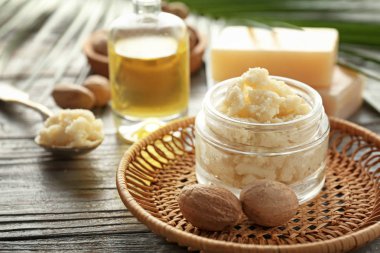 Ahşap arka planda Shea tereyağı ile kavanoz
