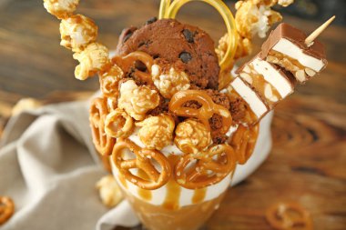 Ahşap masa üzerinde lezzetli Freak Shake ile cam, çekim