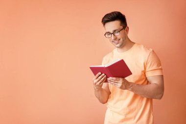 Renkli arka plan üzerinde kitap ile yakışıklı adamın portresi