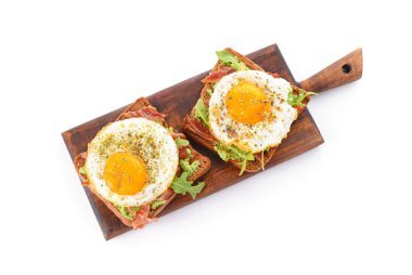 Beyaz arka planda lezzetli tost ile Board