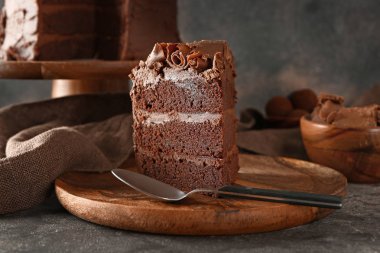 Tabakta lezzetli çikolatalı pasta var.