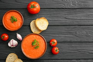 Koyu ahşap arka planda lezzetli krem çorbası ile kompozisyon