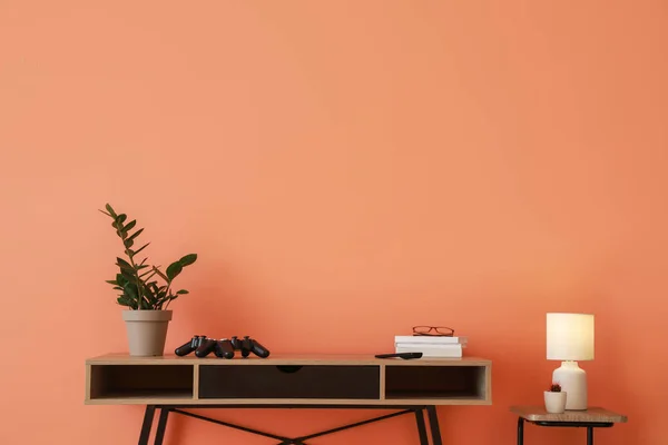 Moderna bord nära färg vägg — Stockfoto
