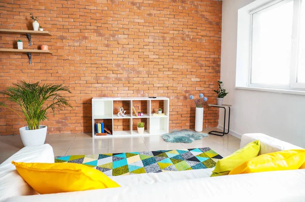 Стильный интерьер современной гостиной с кирпичной стеной — стоковое фото