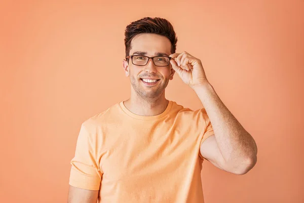 Porträtt av stilig man med glasögon på färg bakgrund — Stockfoto