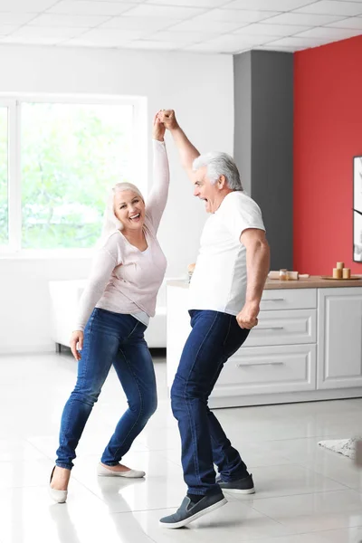 Feliz pareja madura bailando en casa —  Fotos de Stock