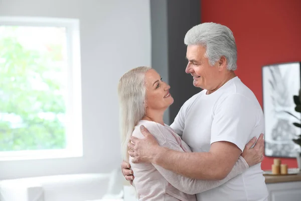 Retrato de pareja madura feliz en casa —  Fotos de Stock
