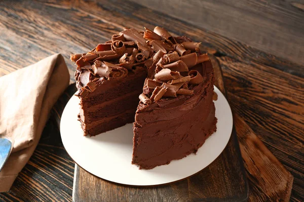 Sabroso pastel de chocolate en la mesa de madera — Foto de Stock