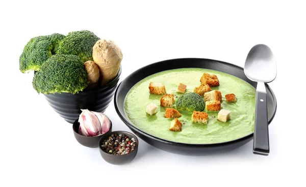 Miska smacznej zupy warzywnej i składników na białym tle — Zdjęcie stockowe