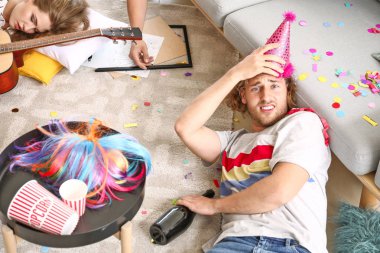 Evde partiden sonra akşamdan kalma genç adam