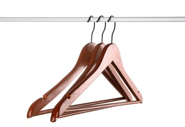 Beyaz arkaplanda elbise askıları ile dizin