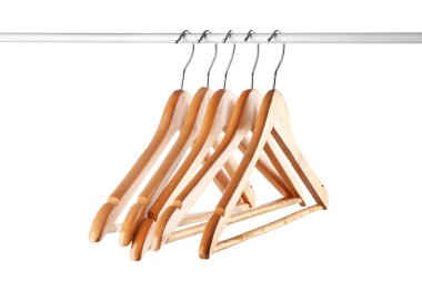 Beyaz arkaplanda elbise askıları ile dizin