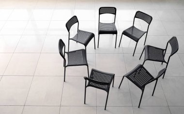 Boş sandalyeler grup terapisi için hazırlanmış kapalı