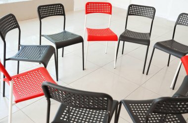 Boş sandalyeler grup terapisi için hazırlanmış kapalı