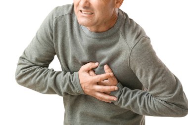 Beyaz arka planda kalp krizi muzdarip olgun adam