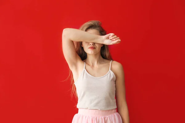 Genç kadın renk arka planda gözlerini kaplayan — Stok fotoğraf