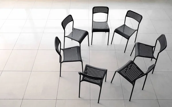 Boş sandalyeler grup terapisi için hazırlanmış kapalı — Stok fotoğraf