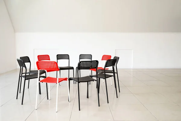 Порожні стільці, підготовлені для групової терапії в приміщенні — стокове фото