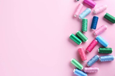 Renk arka planda birçok dikiş ipliği