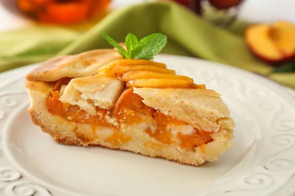 Шматок смачного персикового пирога на тарілці, крупним планом — стокове фото