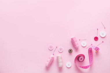 Renk arka planda dikiş ipliği ve aksesuarları seti