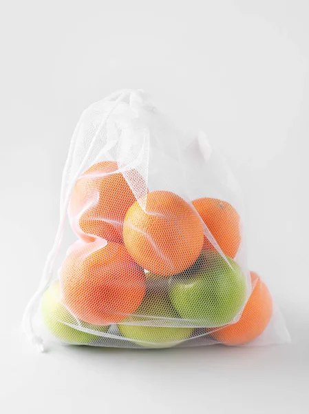 Bolso ecológico con frutas sobre fondo claro —  Fotos de Stock