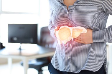 Genç kadın acı gelen karaciğer içinde iç, kapatmak