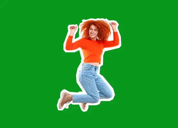 색상 배경에 아름다운 점프 빨간 머리 여자 — 스톡 사진