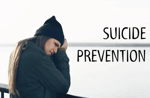 橋の上で若い落ち込んだ女性。自殺防止の概念 — ストック写真