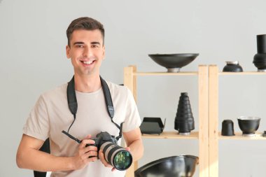 Modern stüdyoda erkek fotoğrafçı