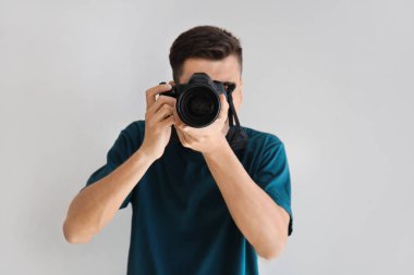 Işık arka planda erkek fotoğrafçı