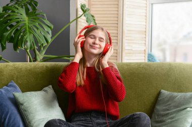Sevimli Genç kız evde müzik dinlerken