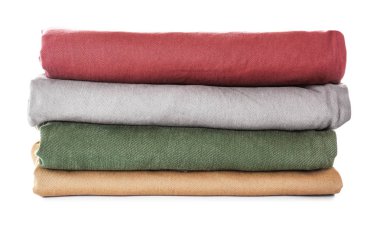 Beyaz arka plan temiz elbise yığını