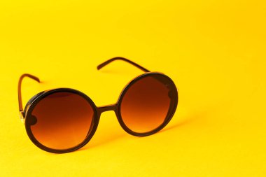 Renk arka plan üzerinde modern güneş gözlüğü