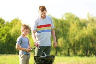 Baba ile oğul yemek lezzetli yemek üzerinde Grill açık havada