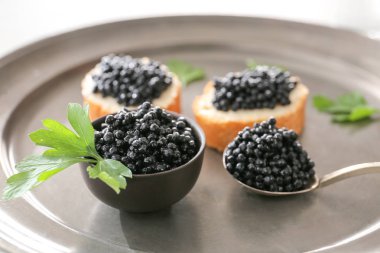 Tepsi üzerinde lezzetli havyar ve ekmek, çekim